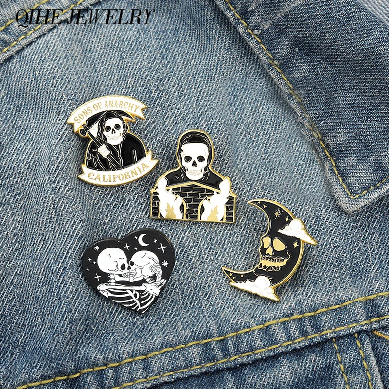 Enamel Pin - Horror - Skeleton - Fun Kissing Skeletons Metal Pins