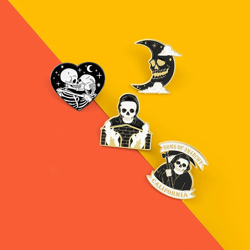 Enamel Pin - Horror - Skeleton - Fun Kissing Skeletons Metal Pins
